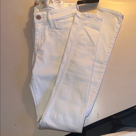 NWT!! Hollister low rise & slim cut white jeans 🤍✨ - Picture 7 of 7